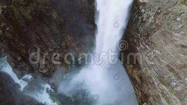 挪威马<strong>纳福</strong>森瀑布的视频。空中射击。俯视图。
